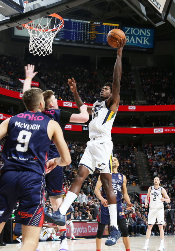 江苏队轻取爵士，浓眉哥扛起全队